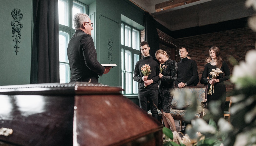 Servicio funerario con flores y acompañamiento